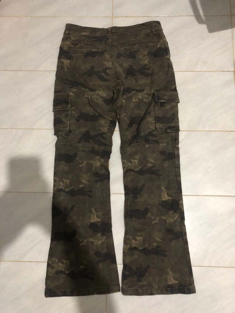 Camouflage Cargo Pants (Category: Jeans) located in Tuguegarao City. Submitted by aleckfrancisliclican (Listing ID 1470473732, Image 2). Description: size 32 waistline.
