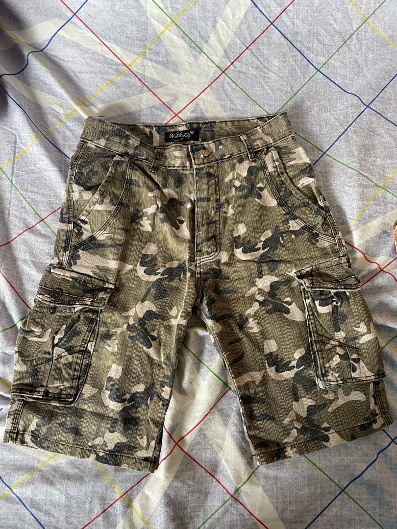 Camouflage Cargo Shorts (Category: Shorts) located in Manila. Submitted by tophapi (Listing ID 1470508252, Image 1). Description: - Brand: Willie Qi - Design: Green camouflage cargo shorts - Pockets: Multiple deep pockets on sides and back - Features: Textured fabric, belt loops, and button fly closure - Style: Great casual streetwear for daily wear and outdoor activities.