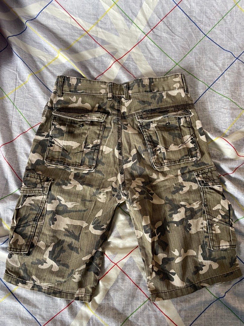 Camouflage Cargo Shorts (Category: Shorts) located in Manila. Submitted by tophapi (Listing ID 1470508252, Image 2). Description: - Brand: Willie Qi - Design: Green camouflage cargo shorts - Pockets: Multiple deep pockets on sides and back - Features: Textured fabric, belt loops, and button fly closure - Style: Great casual streetwear for daily wear and outdoor activities.