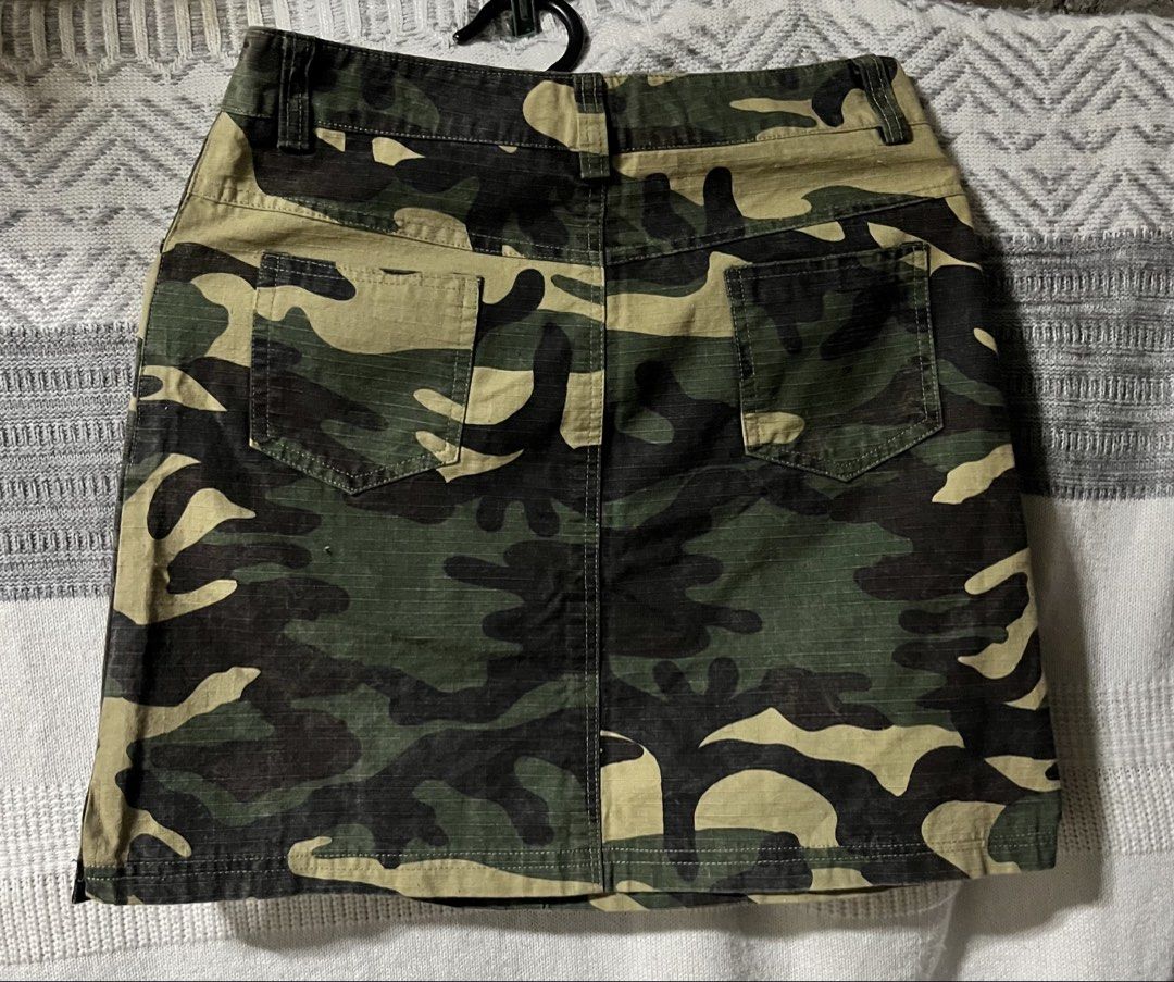 Camouflage Denim Mini Skirt Size S (Category: Skirts) located in General Mariano Alvarez. Submitted by kascade (Listing ID 1470461937, Image 3). Description: - Color/Print: Green camouflage - Material: Sturdy ripstop cotton - Size: S (tag attached) - Fit: Structured straight fit, finishes above the knee - Features: Classic 4-pocket design, belt loops, front button closure, and zip fly - Condition: Great everyday piece for casual streetwear 💵 Pay