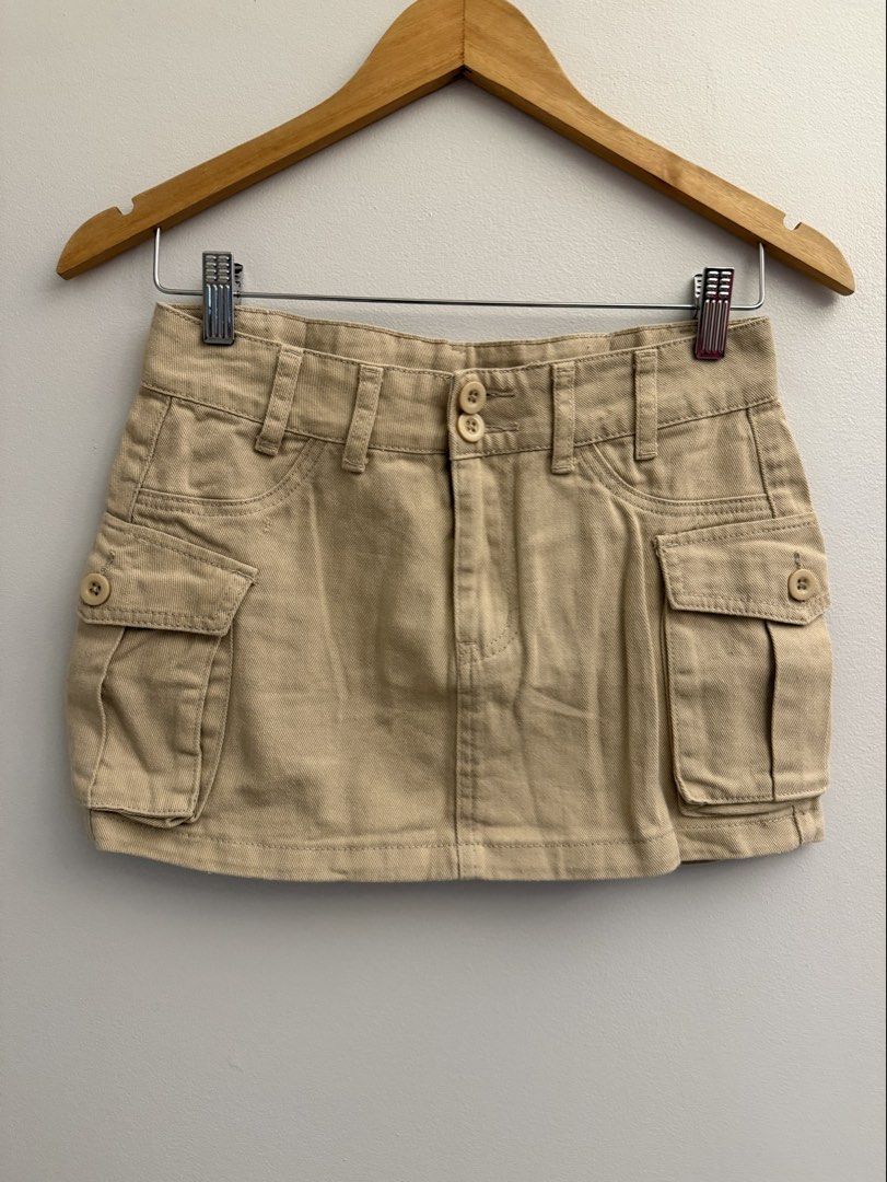 Cargo Mini Skirt xs -s (Category: Skirts) located in Manila. Submitted by closetclearout.mnl (Listing ID 1470406380, Image 1). Description: tight fit on small best fit xs .