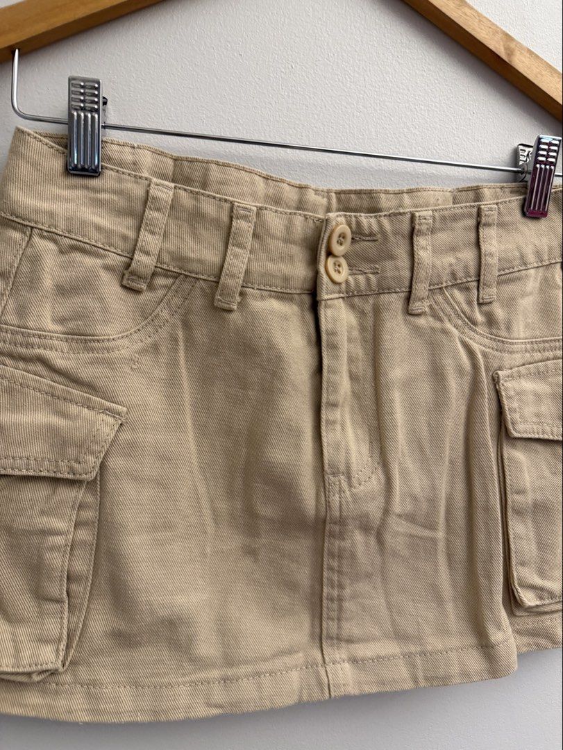 Cargo Mini Skirt xs -s (Category: Skirts) located in Manila. Submitted by closetclearout.mnl (Listing ID 1470406380, Image 2). Description: tight fit on small best fit xs .