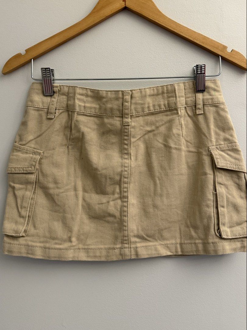 Cargo Mini Skirt xs -s (Category: Skirts) located in Manila. Submitted by closetclearout.mnl (Listing ID 1470406380, Image 3). Description: tight fit on small best fit xs .