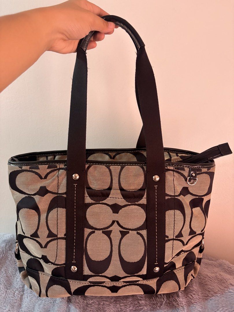 CCH KYRA SIGNATURE TOTE BAG (Category: Luxury Bags & Wallets) located in Padre Garcia. Submitted by mlvjulia (Listing ID 1470363500, Image 3). Description: CCH KYRA SIGNATURE TOTE BAG ₱3,550 with free sf ✨perfect condition ✨can fit macbook air 13 inch with a case Overall Condition: 9.5/10 ‼️ no major flaws, minimal peel in rubber handle only and normal signs of usage. 📌Strictly no cancellation, exchange, return, or refund of items. Please make s
