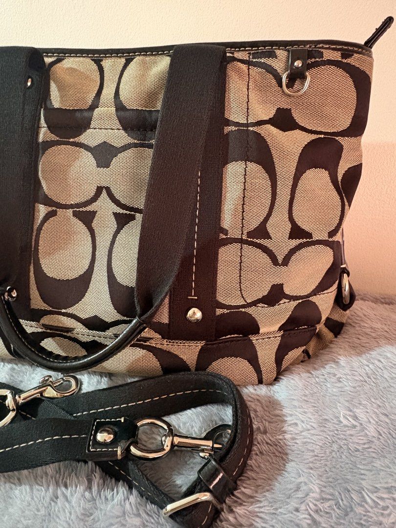 CCH KYRA SIGNATURE TOTE BAG (Category: Luxury Bags & Wallets) located in Padre Garcia. Submitted by mlvjulia (Listing ID 1470363500, Image 1). Description: CCH KYRA SIGNATURE TOTE BAG ₱3,550 with free sf ✨perfect condition ✨can fit macbook air 13 inch with a case Overall Condition: 9.5/10 ‼️ no major flaws, minimal peel in rubber handle only and normal signs of usage. 📌Strictly no cancellation, exchange, return, or refund of items. Please make s
