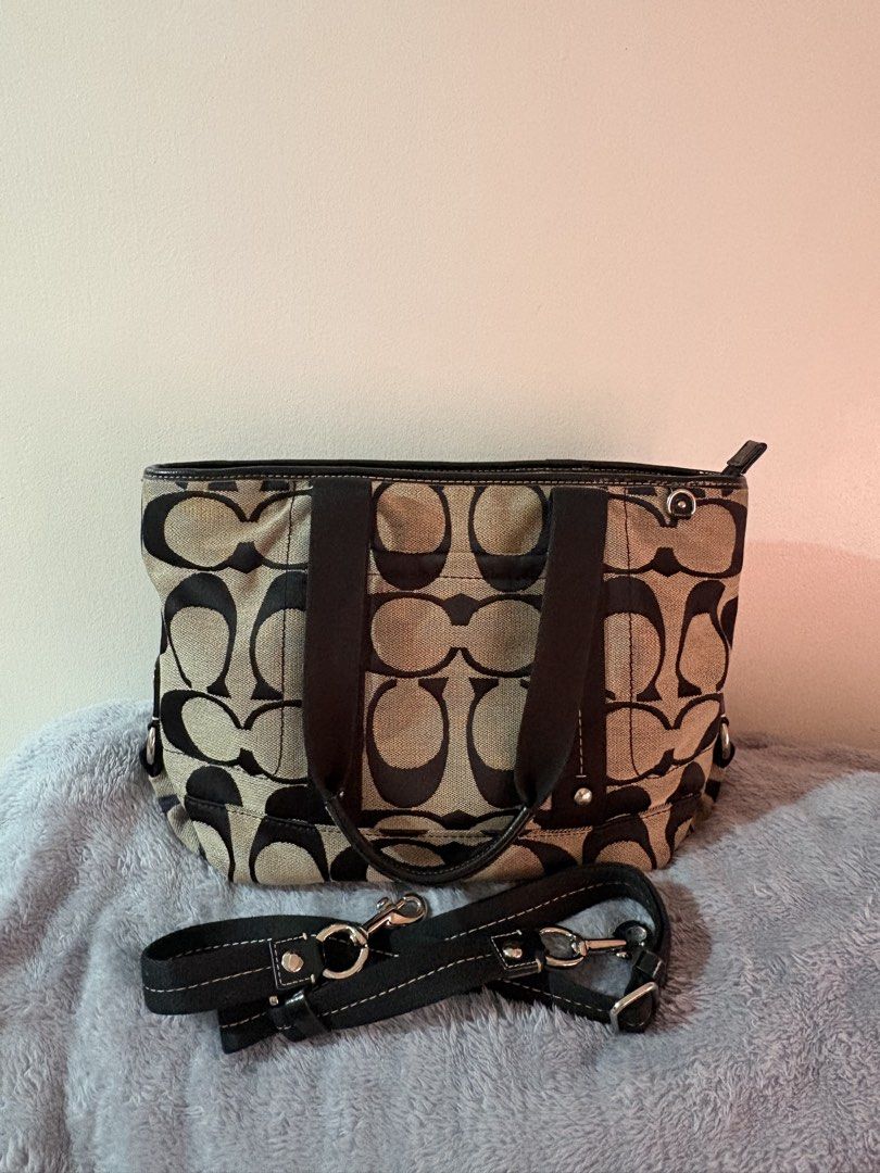 CCH KYRA SIGNATURE TOTE BAG (Category: Luxury Bags & Wallets) located in Padre Garcia. Submitted by mlvjulia (Listing ID 1470363500, Image 2). Description: CCH KYRA SIGNATURE TOTE BAG ₱3,550 with free sf ✨perfect condition ✨can fit macbook air 13 inch with a case Overall Condition: 9.5/10 ‼️ no major flaws, minimal peel in rubber handle only and normal signs of usage. 📌Strictly no cancellation, exchange, return, or refund of items. Please make s