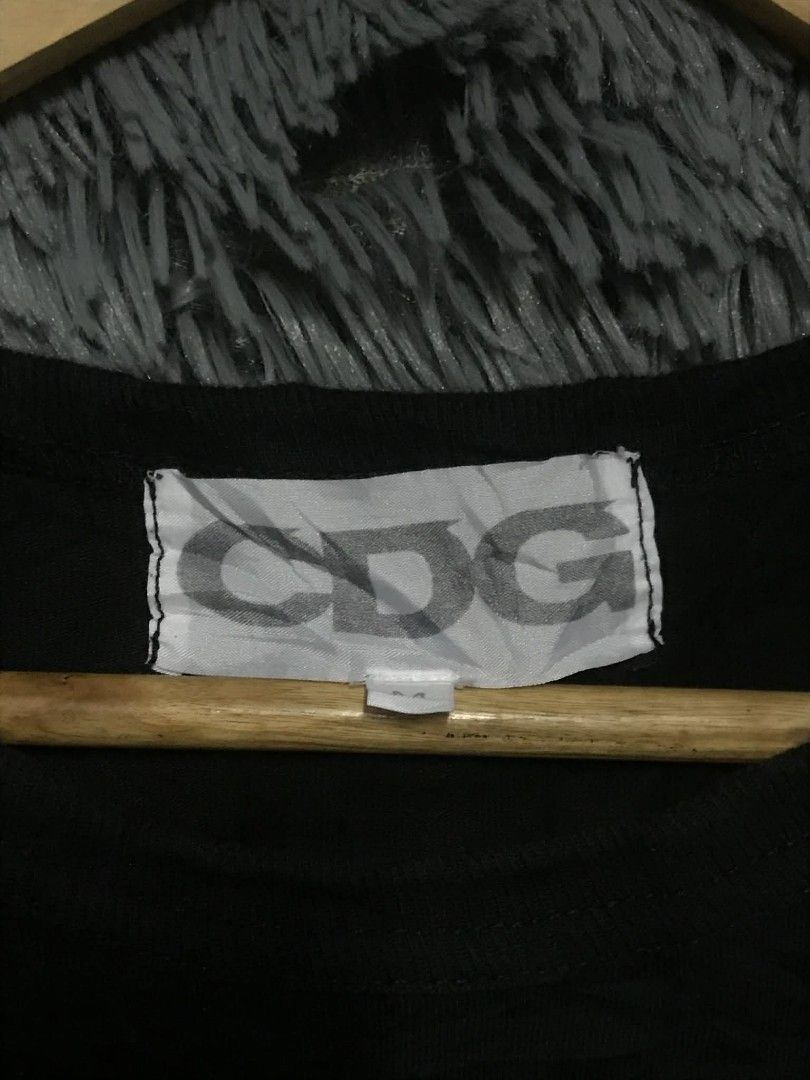 CDG SCRIPT AUTHENTIC (Category: Activewear) located in Manila. Submitted by thrift_marvs (Listing ID 1470541974, Image 3). Description: CDG SCRIPT AUTHENTIC NO ISSUE 10/10 COLOR RATE EXCELLENT CONDITION SIZE MEDIUM 1880 PLUS SHIPPING FEE.