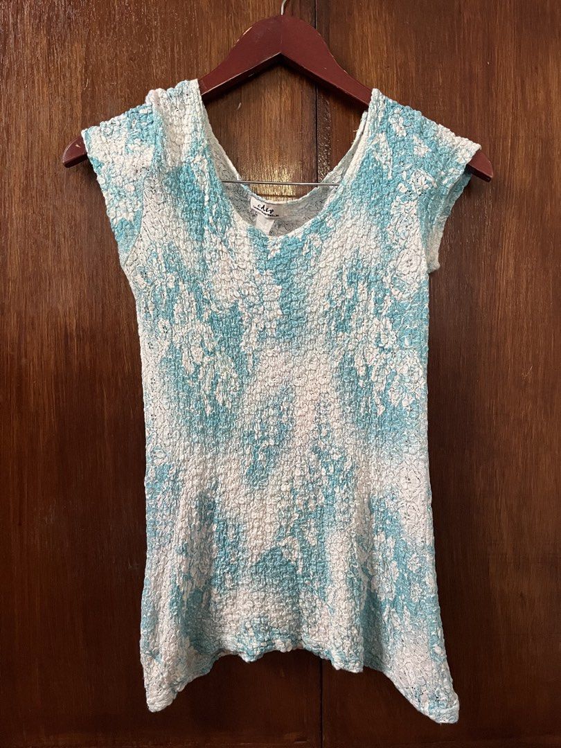 CDW Blue and White Textured Top Small (Category: Blouses) located in Caloocan City. Submitted by dubaichewycooki (Listing ID 1470386881, Image 1). Description: - Brand: Creative Design Works - Size: Small - Color: Blue and white - Style: Scoop neckline with short cap sleeves and asymmetrical hem - Material: Lightweight, very stretchy knit with textured crinkle pattern.