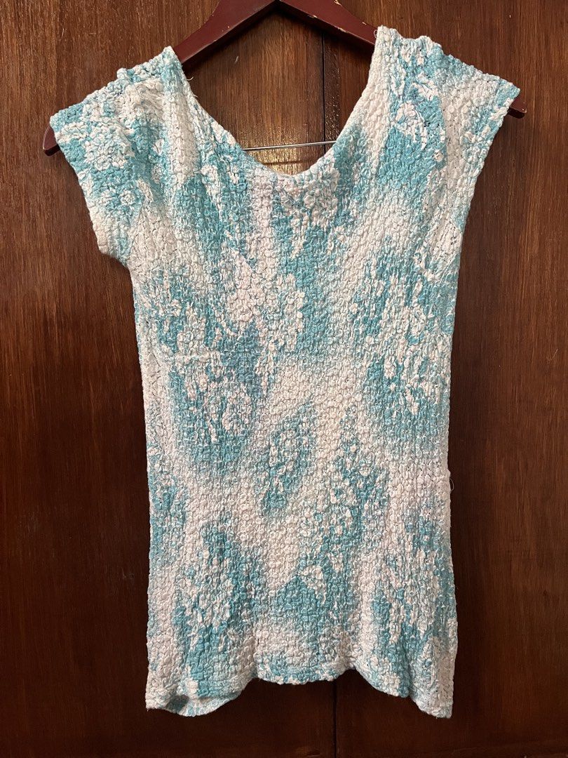 CDW Blue and White Textured Top Small (Category: Blouses) located in Caloocan City. Submitted by dubaichewycooki (Listing ID 1470386881, Image 2). Description: - Brand: Creative Design Works - Size: Small - Color: Blue and white - Style: Scoop neckline with short cap sleeves and asymmetrical hem - Material: Lightweight, very stretchy knit with textured crinkle pattern.