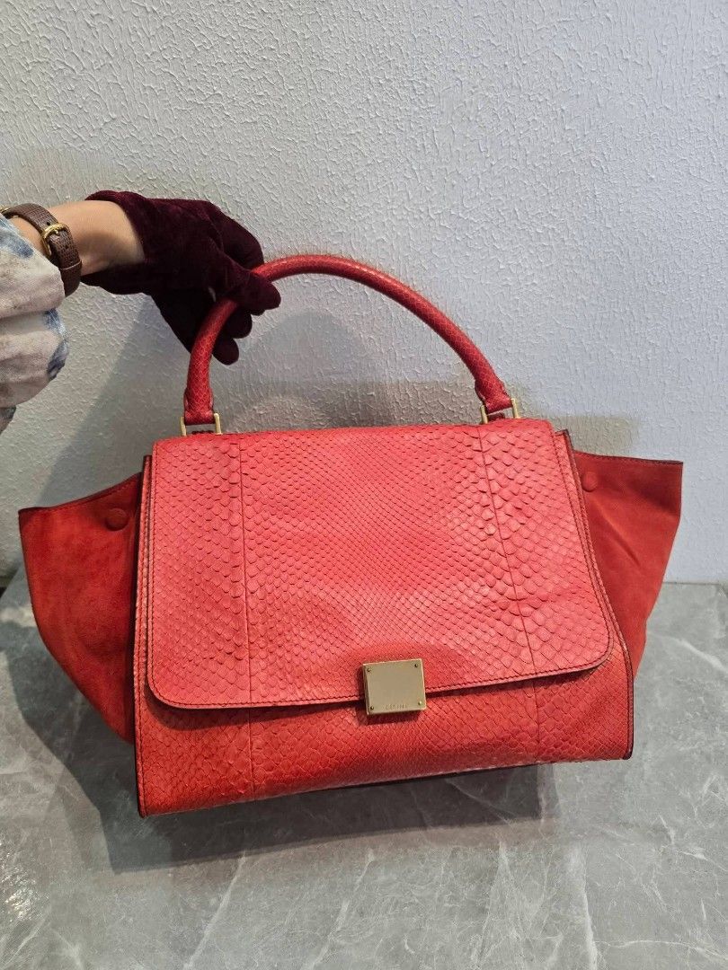 Celine Trapeze Bag Authentic💯💯 (Category: Shoulder Bags) located in Davao. Submitted by SecondhandItems97 (Listing ID 1470420135, Image 2). Description: Medium size Includes Celine dustbag💯.