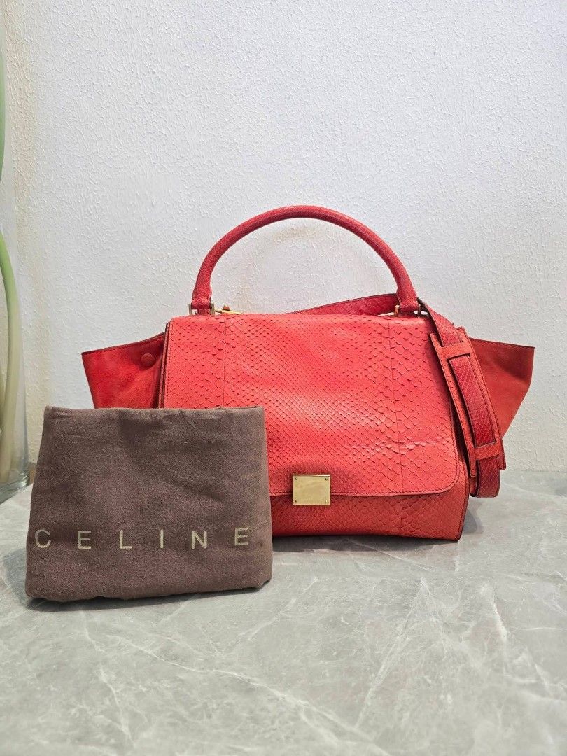 Celine Trapeze Bag Authentic💯💯 (Category: Shoulder Bags) located in Davao. Submitted by SecondhandItems97 (Listing ID 1470420135, Image 1). Description: Medium size Includes Celine dustbag💯.