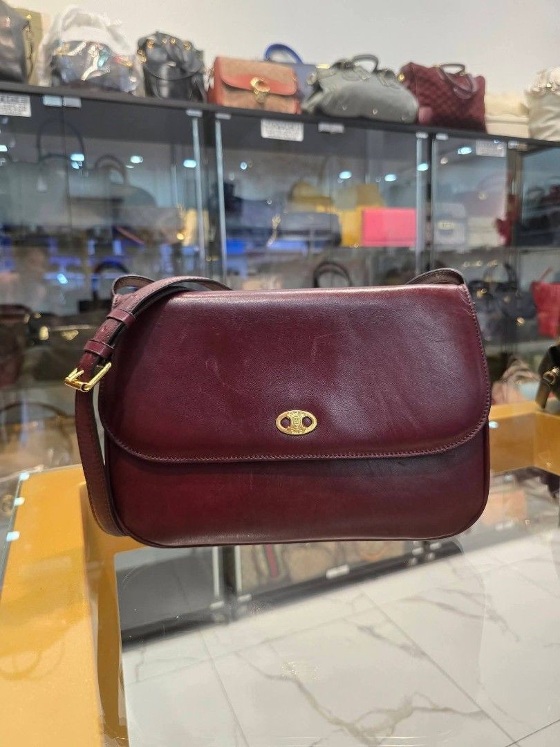 Celine Triomphe Box Flap Shoulder Bag Authentic💯💯 (Category: Shoulder Bags) located in Davao. Submitted by SecondhandItems97 (Listing ID 1470439784, Image 1). Description: Small size Includes generic dustbag.