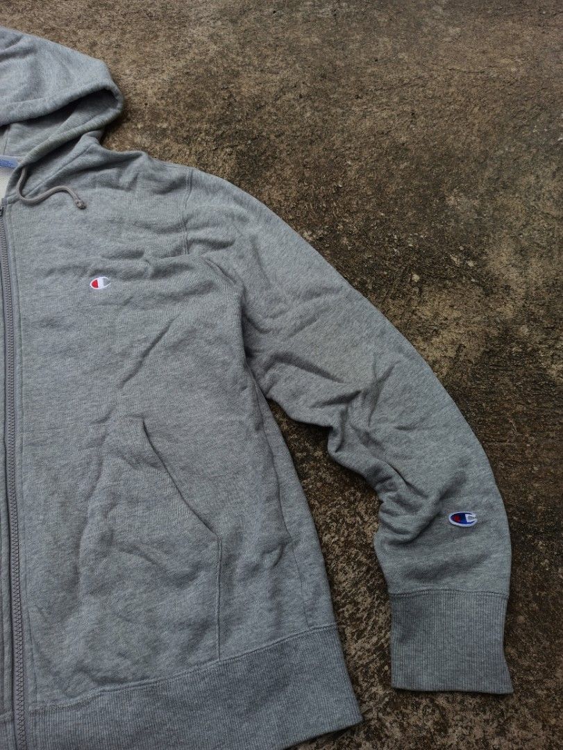 Champion Zip Up Hoodie (Category: Hoodies) located in Baybay. Submitted by thrift_thrift_langg (Listing ID 1470556407, Image 2). Description: Champion Zip Up Hoodie W- 21.5 L- 26 Color rate: 9.5/10 Issue: Need Wash Very Good Condition - Size: XL on tag but can only fit to Large - Embroidery Logo.