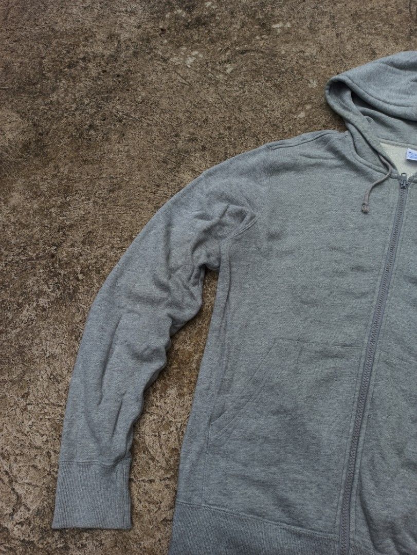 Champion Zip Up Hoodie (Category: Hoodies) located in Baybay. Submitted by thrift_thrift_langg (Listing ID 1470556407, Image 3). Description: Champion Zip Up Hoodie W- 21.5 L- 26 Color rate: 9.5/10 Issue: Need Wash Very Good Condition - Size: XL on tag but can only fit to Large - Embroidery Logo.