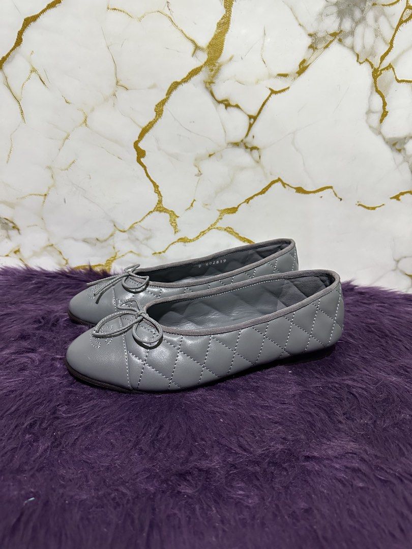 Chanel Captoe (Category: Flats & Sandals) located in Marikina City. Submitted by georgiaprelovestuff (Listing ID 1470454991, Image 3). Description: size 39 PLEASE READ BEFORE MAKING AN OFFER: 🔹No inclusions since this is preloved 🔹NO to low ballers please 🔹NO meetups due to busy schedule 🔹If you make an offer, please get the item let's not waste each other's time 🔹NO return NO exchange NO cancellation 🔹Please manage your expectation since a