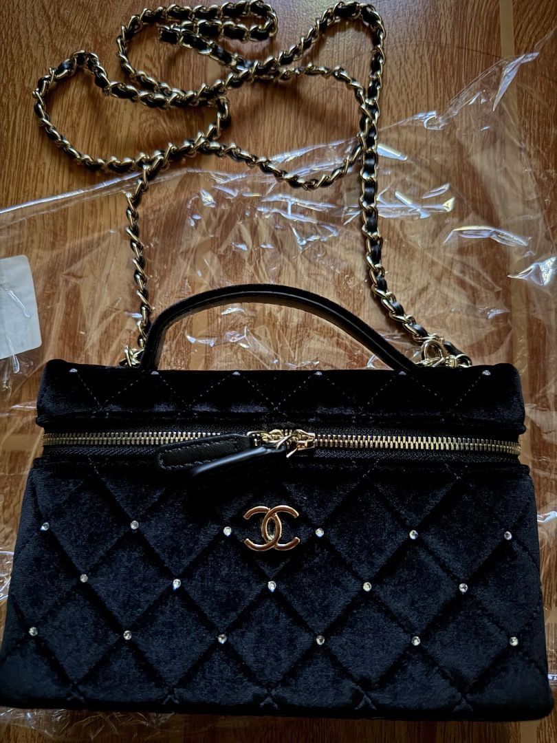 Chanel Makeup Bag (Category: Luxury Bags & Wallets) located in Manila. Submitted by tsukkiya (Listing ID 1470510144, Image 2). Description: chanel makeup bag (bought from mercari ph) 💟 mint condition 💟 complete inclusions: w/ box & dust bag 💟 payo 💟 slightly nego 💟 mod: lalamove & j&t 💟 mop: gcash 💟 rfs: rarely use it.