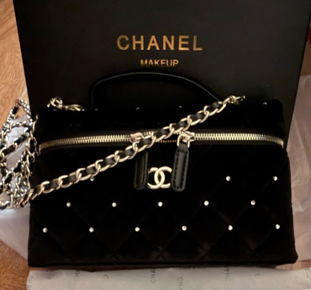 Chanel Makeup Bag (Category: Luxury Bags & Wallets) located in Manila. Submitted by tsukkiya (Listing ID 1470510144, Image 1). Description: chanel makeup bag (bought from mercari ph) 💟 mint condition 💟 complete inclusions: w/ box & dust bag 💟 payo 💟 slightly nego 💟 mod: lalamove & j&t 💟 mop: gcash 💟 rfs: rarely use it.