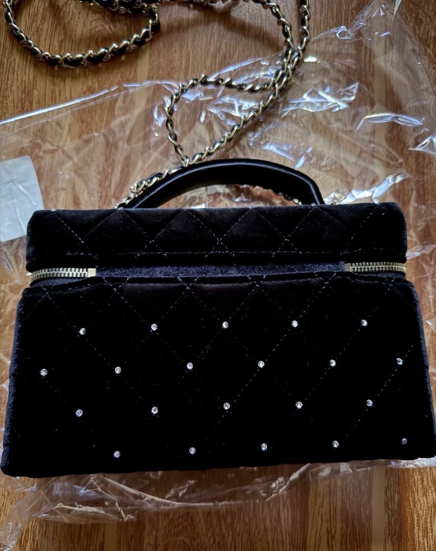 Chanel Makeup Bag (Category: Luxury Bags & Wallets) located in Manila. Submitted by tsukkiya (Listing ID 1470510144, Image 3). Description: chanel makeup bag (bought from mercari ph) 💟 mint condition 💟 complete inclusions: w/ box & dust bag 💟 payo 💟 slightly nego 💟 mod: lalamove & j&t 💟 mop: gcash 💟 rfs: rarely use it.