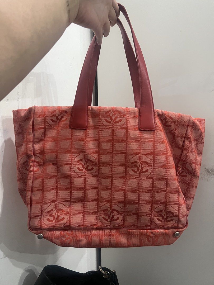 Chanel Tote (Category: Luxury Bags & Wallets) located in Quezon City. Submitted by twishqueenr (Listing ID 1470467308, Image 2). Description: In excellent condition Missing 1 puller No holo Guaranteed authentic.