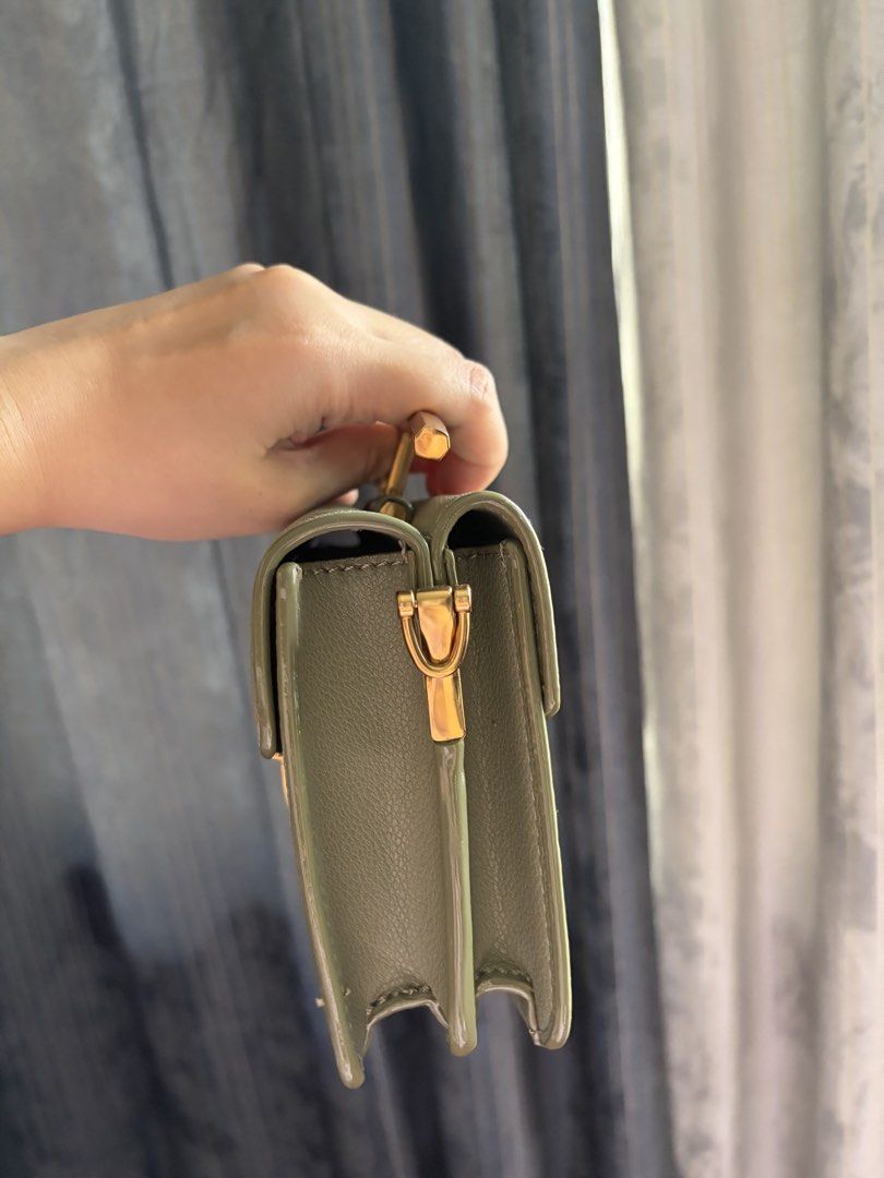 Charles and Keith Olive Green bag (Category: Cross-body Bags) located in Quezon City. Submitted by jocelyn__18 (Listing ID 1470392169, Image 3). Description: Can be worn with gold chain as crossbody or as clutch!.