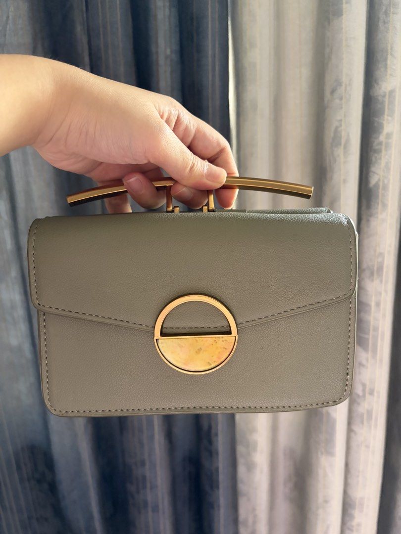 Charles and Keith Olive Green bag (Category: Cross-body Bags) located in Quezon City. Submitted by jocelyn__18 (Listing ID 1470392169, Image 2). Description: Can be worn with gold chain as crossbody or as clutch!.