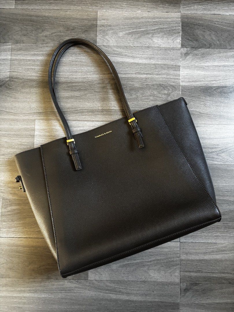 Charles and Keith Sansa Tote Bag (Category: Tote Bags) located in Manila. Submitted by dreatantoy (Listing ID 1470378802, Image 2). Description: Charles and Keith Sansa Tote Bag Dark Moss Complete with tag and dustbag Location: Imus / Las Piñas .