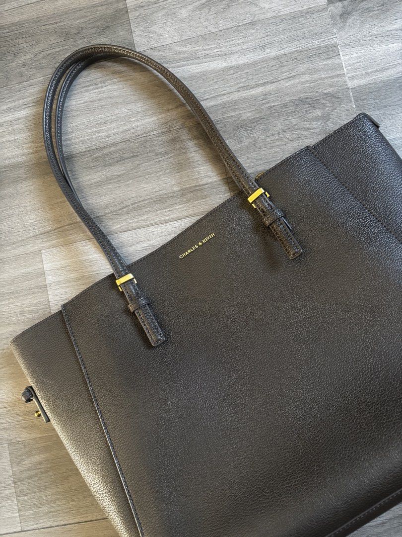 Charles and Keith Sansa Tote Bag (Category: Tote Bags) located in Manila. Submitted by dreatantoy (Listing ID 1470378802, Image 1). Description: Charles and Keith Sansa Tote Bag Dark Moss Complete with tag and dustbag Location: Imus / Las Piñas .