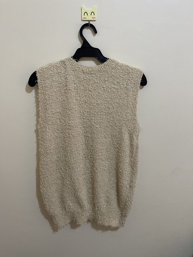 Charlotte Fuzzy Loop Yarn Finish Vest Top (Category: Sleeveless) located in San Jacinto. Submitted by lovedbylou.ph (Listing ID 1470397969, Image 3). Description: •best fits medium .