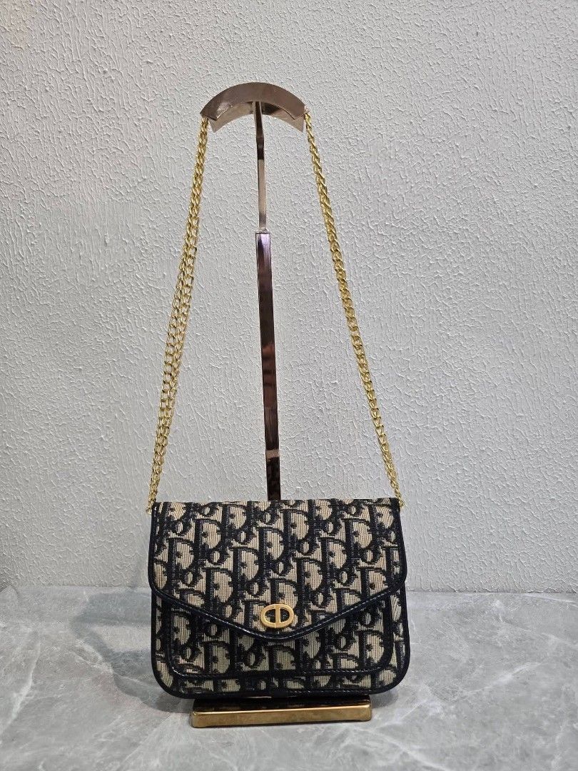 Christian Dior Oblique Monogram Envelope Flap Clutch Authentic💯💯 (Category: Clutches) located in Davao. Submitted by SecondhandItems97 (Listing ID 1470421914, Image 3). Description: Includes generic dustbag with free gold chain sling.