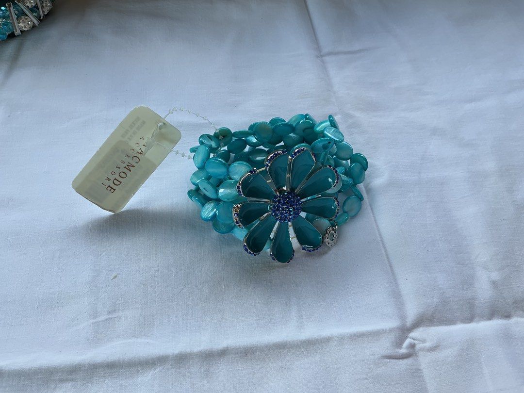 Chunky Flower Blue Teal Bracelet y2k (Category: Bracelets) located in Pinamalayan. Submitted by _dragonfly (Listing ID 1470359107, Image 2). Description: Negotiable price.