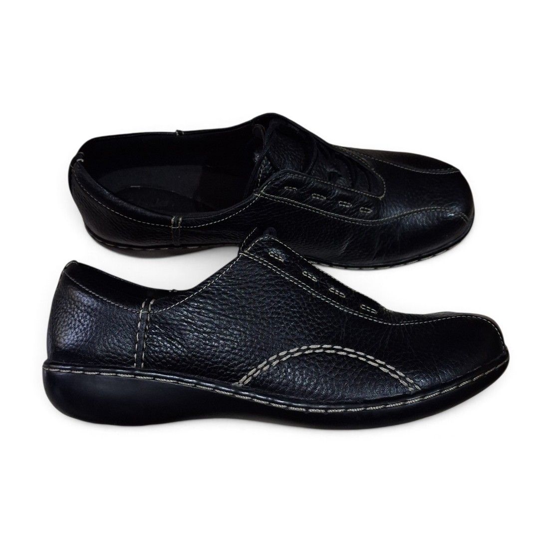 Clarks lace sneakers (Category: Flats & Sandals) located in Santiago. Submitted by helencoma438356 (Listing ID 1470420823, Image 1). Description: clarks no cracks consider good as new! size please see tha photo above for more details..