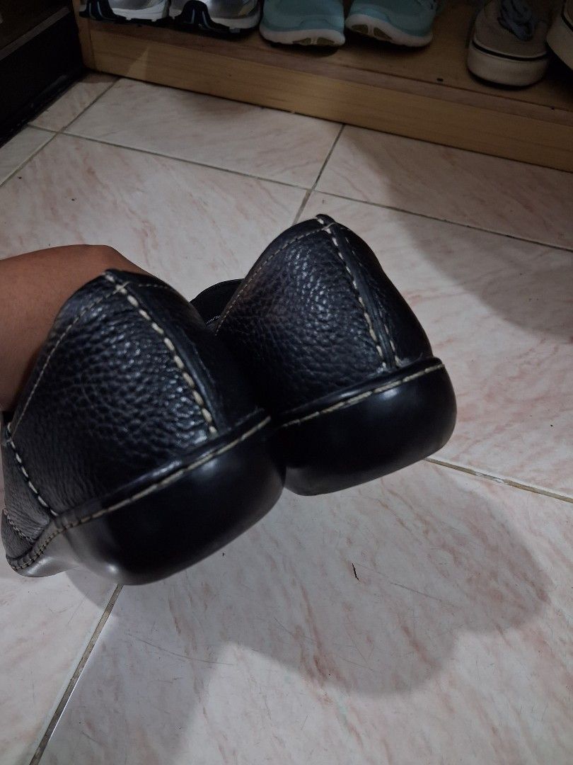 Clarks lace sneakers (Category: Flats & Sandals) located in Santiago. Submitted by helencoma438356 (Listing ID 1470420823, Image 3). Description: clarks no cracks consider good as new! size please see tha photo above for more details..