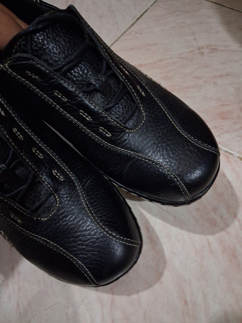 Clarks lace sneakers (Category: Flats & Sandals) located in Santiago. Submitted by helencoma438356 (Listing ID 1470420823, Image 2). Description: clarks no cracks consider good as new! size please see tha photo above for more details..