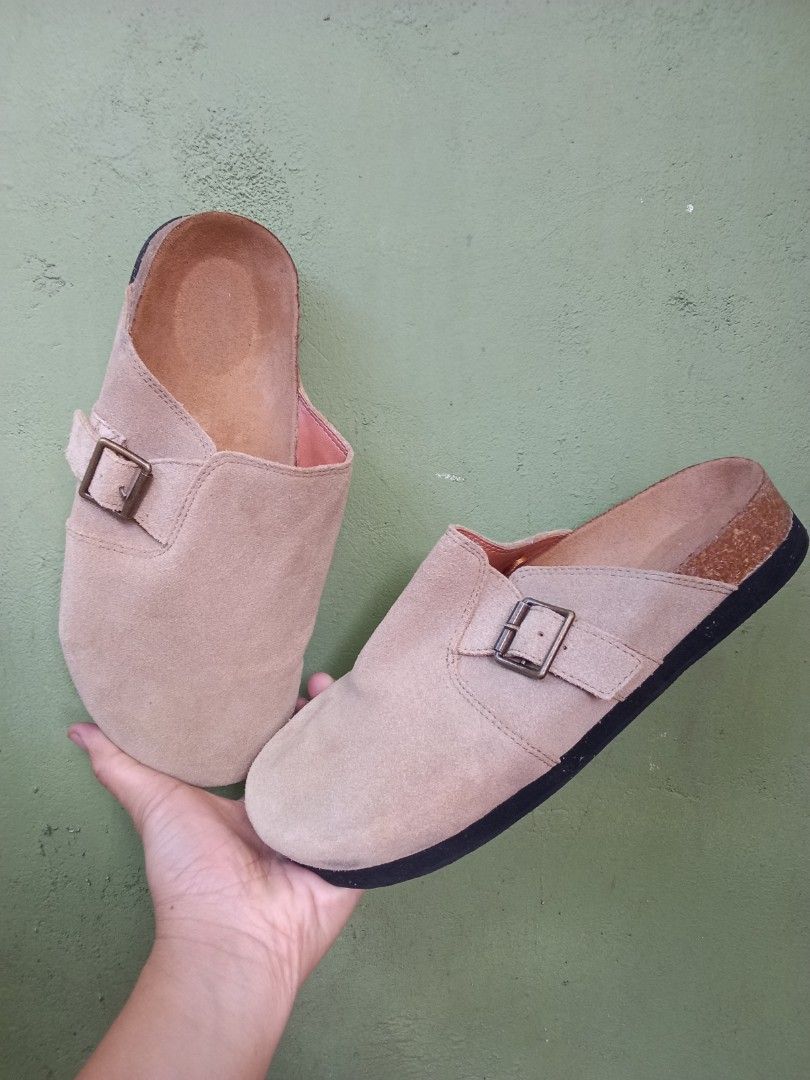 Clogs unisex (Category: Flats & Sandals) located in General Santos City (Dadiangas). Submitted by ukayonlineshoppe (Listing ID 1470479806, Image 1). Description: 25cm excellent condition superb quality.