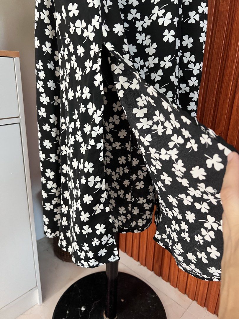 Clover Sleeveless Dress (Category: Dresses) located in San Pablo. Submitted by lamujer_stonewareph (Listing ID 1470411750, Image 3). Description: Size: Medium Padded bra Side zipper Length: Direct message VGC.