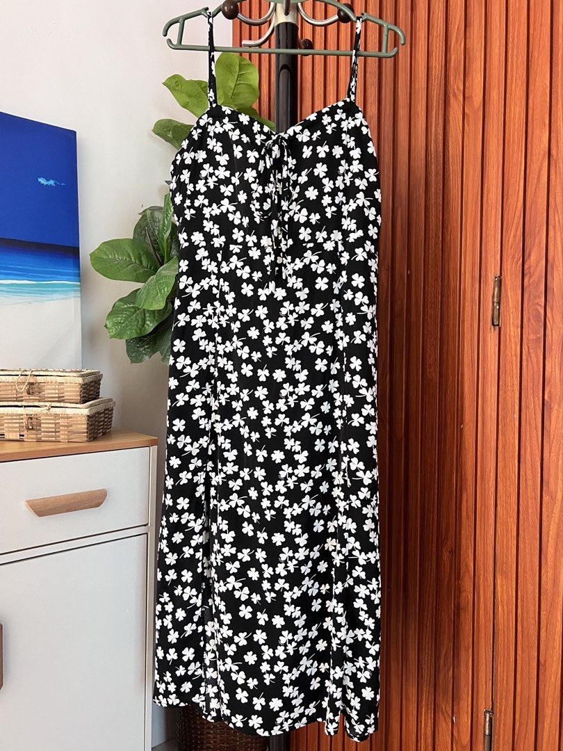 Clover Sleeveless Dress (Category: Dresses) located in San Pablo. Submitted by lamujer_stonewareph (Listing ID 1470411750, Image 1). Description: Size: Medium Padded bra Side zipper Length: Direct message VGC.