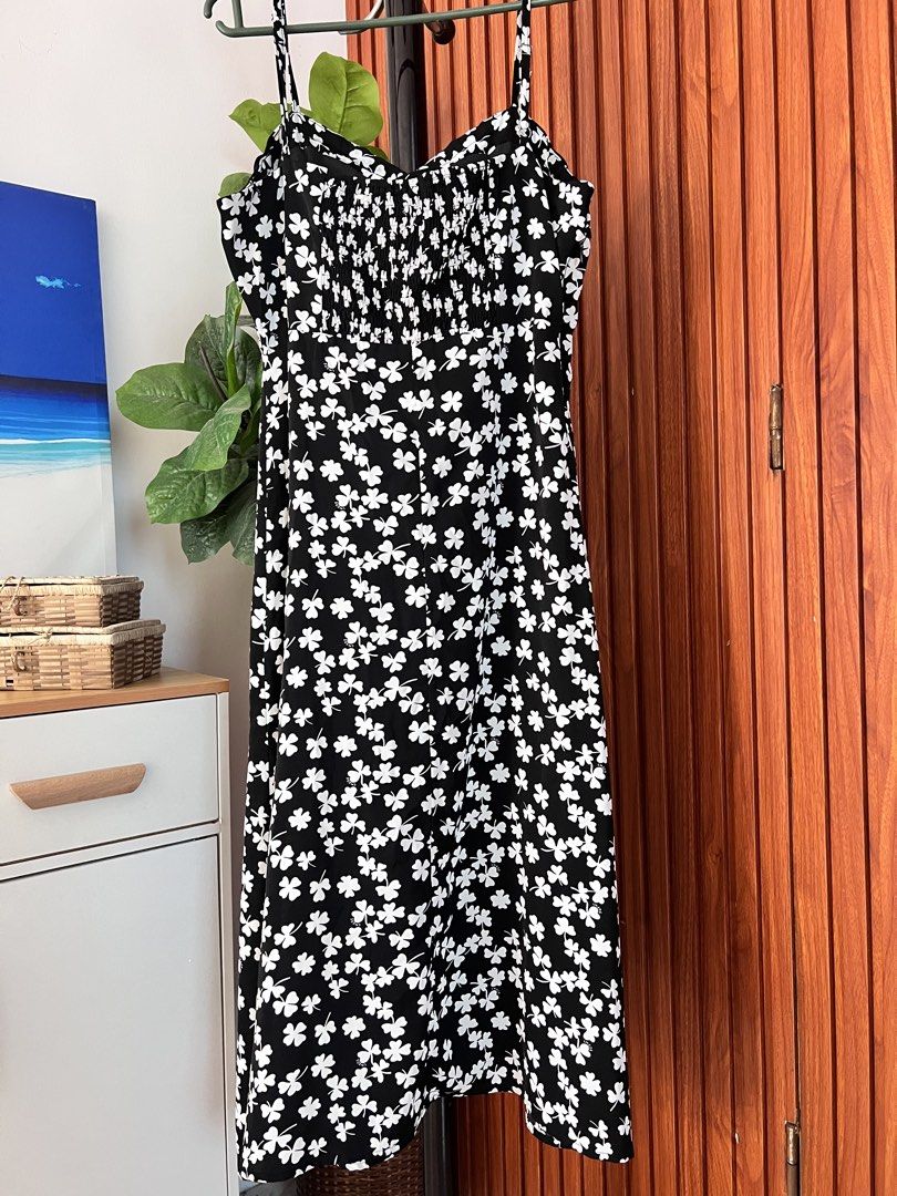Clover Sleeveless Dress (Category: Dresses) located in San Pablo. Submitted by lamujer_stonewareph (Listing ID 1470411750, Image 2). Description: Size: Medium Padded bra Side zipper Length: Direct message VGC.