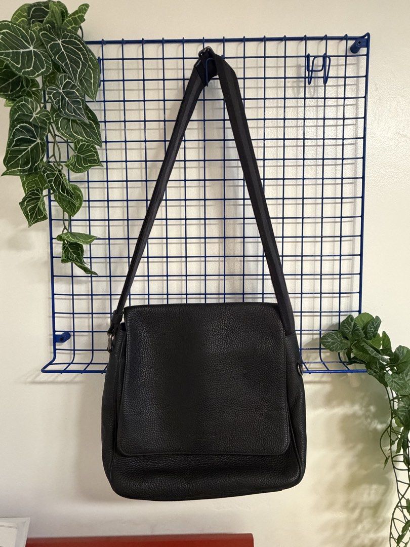Coach Authentic Mens Messenger Bag Black (Category: Belt bags, Clutches and Pouches) located in Marikina City. Submitted by bg22.23 (Listing ID 1470521085, Image 1). Description: Auth.