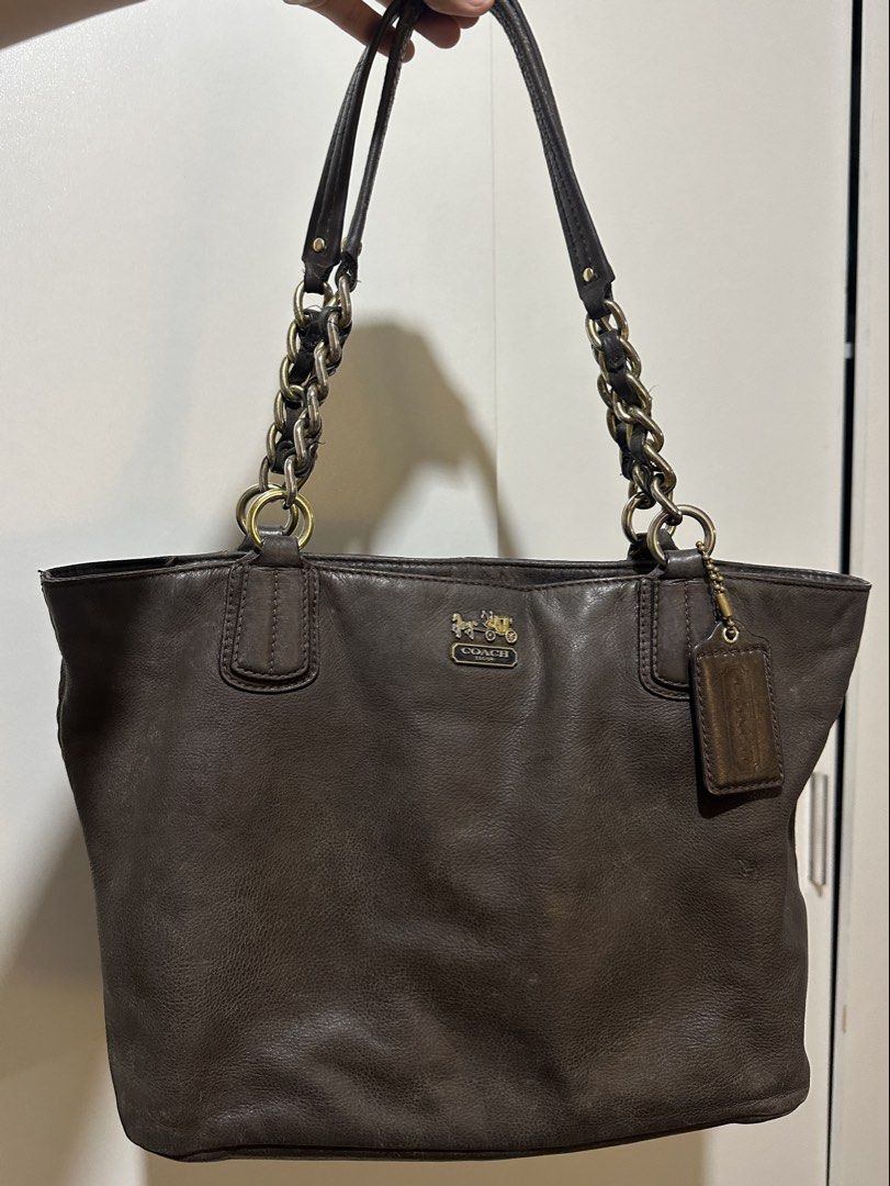 Coach Bag (Category: Luxury Bags & Wallets) located in Manila. Submitted by zrycjp (Listing ID 1470377116, Image 1). Description: price is negotiable - flaws on the strap - needs cleaning.