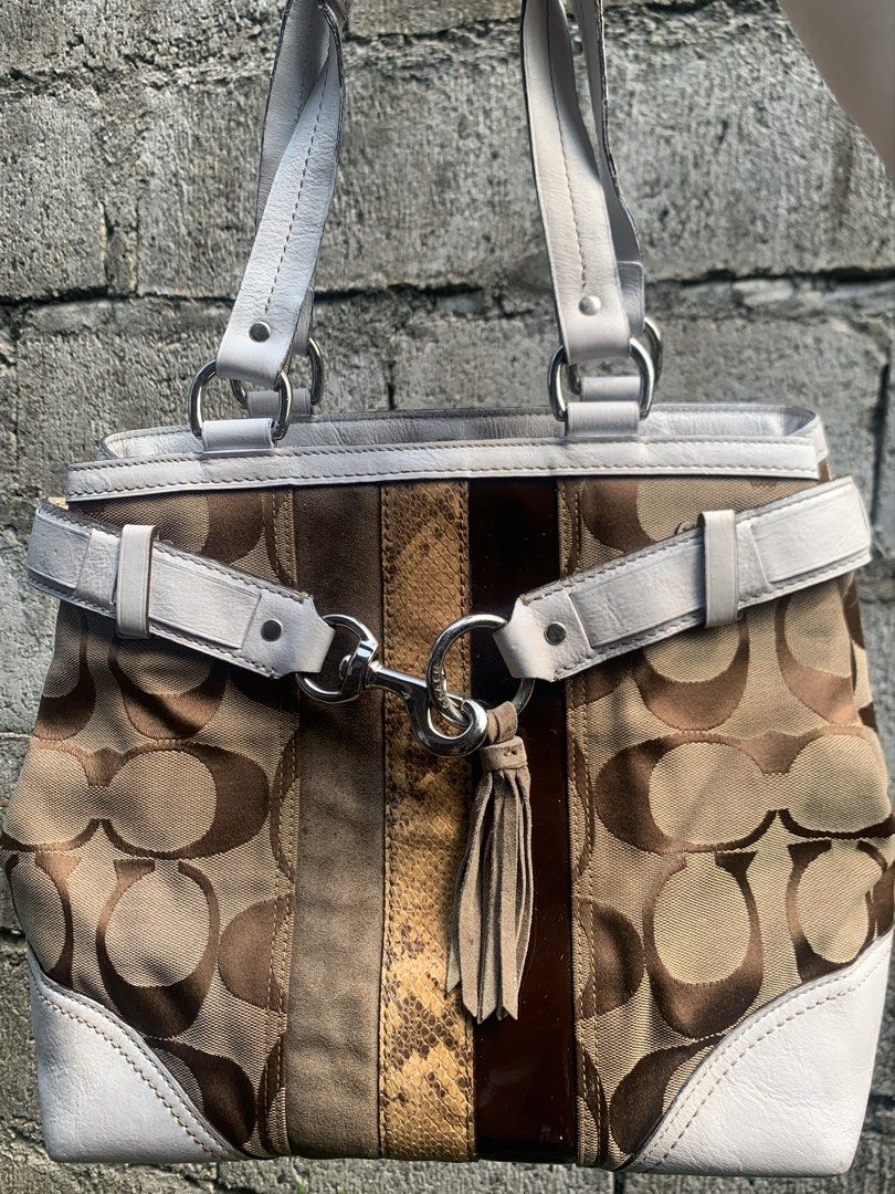 Coach Bag (Category: Luxury Bags & Wallets) located in Bayombong. Submitted by declutterbyriri (Listing ID 1470382272, Image 1). Description: Authentic Vintage Coach Bag - large size - repainted na sha by prev owner - no issue sa canvas, needs clean only - minimal dirt/stain - with hangtag.