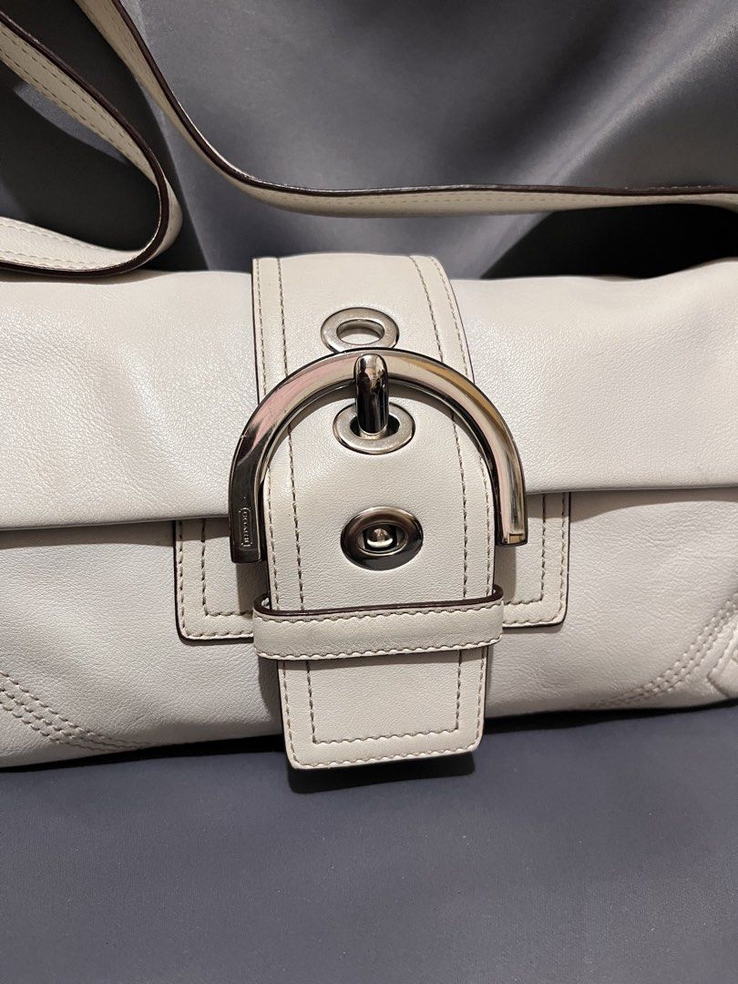 Coach baguette white killybag (Category: Luxury Bags & Wallets) located in Davao. Submitted by harryybane90592 (Listing ID 1470529349, Image 3). Description: .