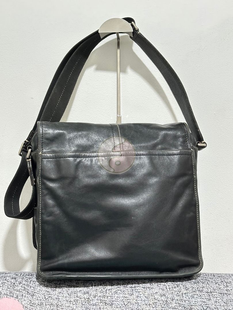Coach Black Leather Transatlantic Leather Map (Category: Luxury Bags & Wallets) located in Mandaluyong City. Submitted by adoresellie (Listing ID 1470431857, Image 2). Description: 2011 Coach Black Leather Transatlantic Leather Map F70105 Made in China Preloved bag with FLAWS (check photos): - Scratches on body - Fadings in leather - Repainted parts: Front face and along edges - Not for resellers - Bawal sa maselan RFS: Decluttering Disclaimer: N