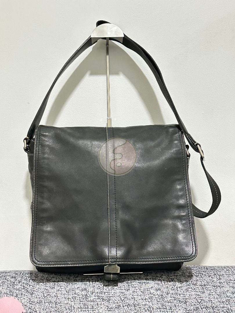 Coach Black Leather Transatlantic Leather Map (Category: Luxury Bags & Wallets) located in Mandaluyong City. Submitted by adoresellie (Listing ID 1470431857, Image 1). Description: 2011 Coach Black Leather Transatlantic Leather Map F70105 Made in China Preloved bag with FLAWS (check photos): - Scratches on body - Fadings in leather - Repainted parts: Front face and along edges - Not for resellers - Bawal sa maselan RFS: Decluttering Disclaimer: N
