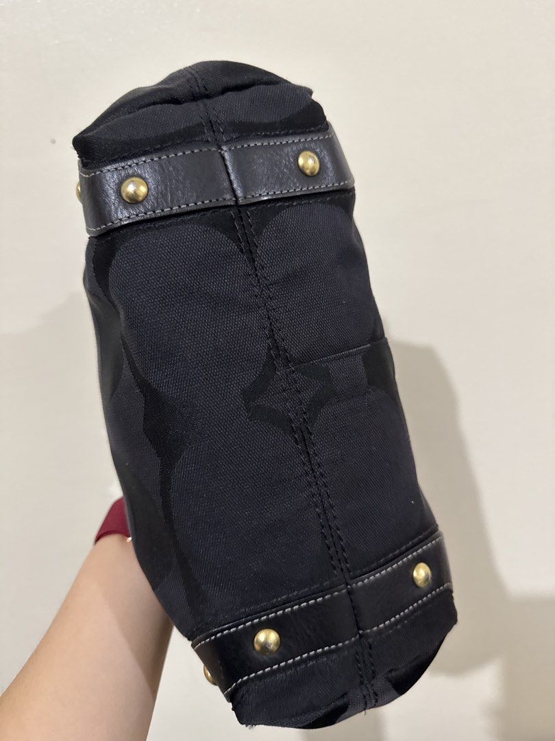 COACH CARLY MEDIUM (Category: Shoulder Bags) located in San Jose. Submitted by mjthrifts (Listing ID 1470443549, Image 3). Description: Canvas Excellent condition No rubs With flaws on handle Professionally repaired To avoid magprogress yung flaws.