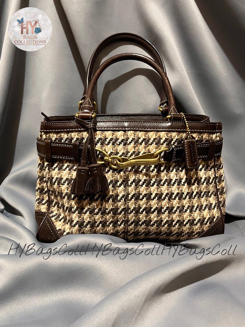 Coach Choco brown shoulder bag (Category: Luxury Bags & Wallets) located in Davao. Submitted by harryybane90592 (Listing ID 1470529188, Image 1). Description: .