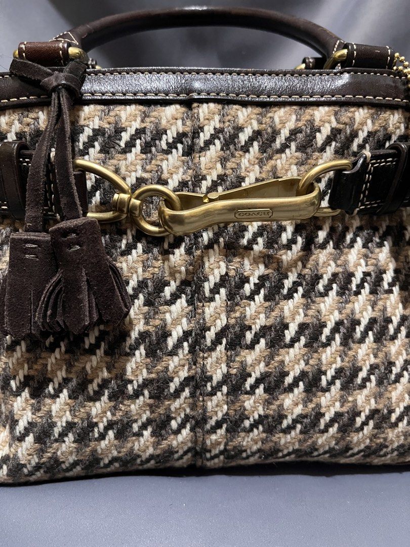 Coach Choco brown shoulder bag (Category: Luxury Bags & Wallets) located in Davao. Submitted by harryybane90592 (Listing ID 1470529188, Image 3). Description: .