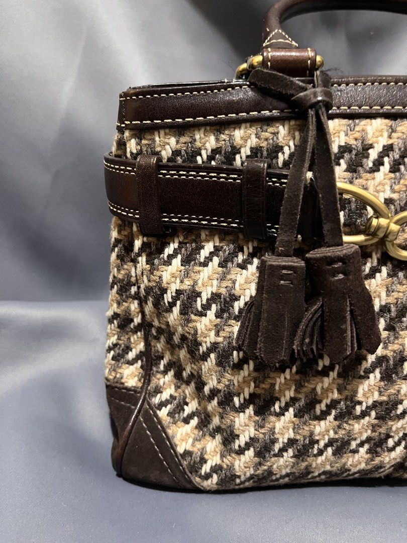 Coach Choco brown shoulder bag (Category: Luxury Bags & Wallets) located in Davao. Submitted by harryybane90592 (Listing ID 1470529188, Image 2). Description: .