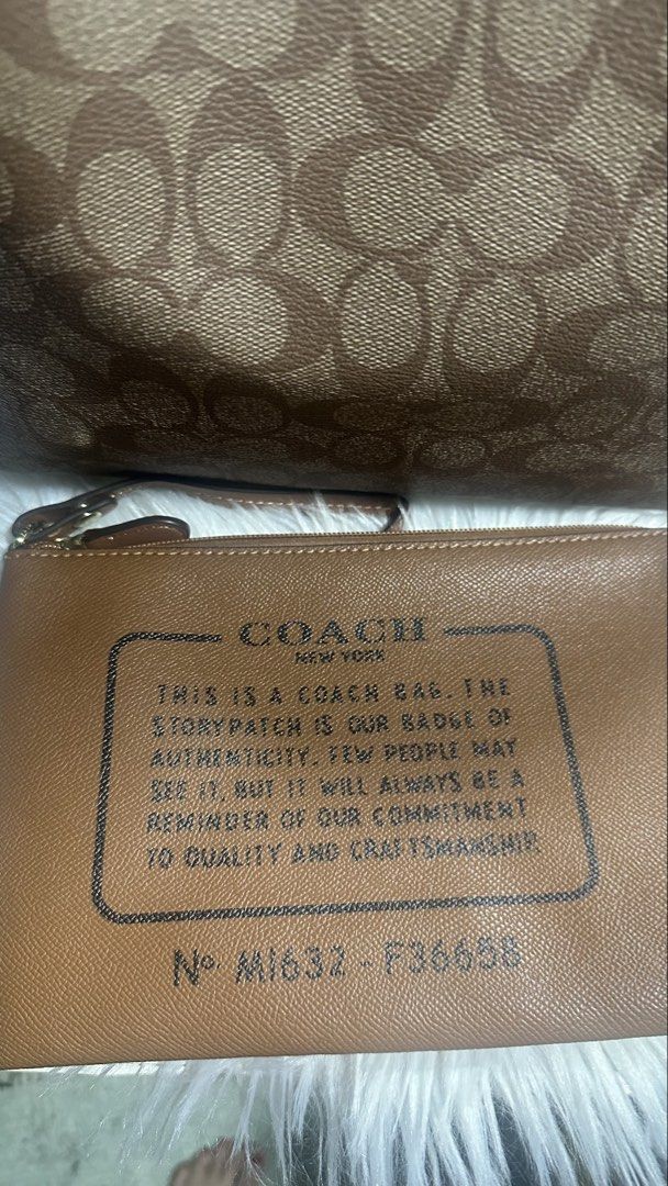 Coach city tote (Category: Luxury Bags & Wallets) located in Caloocan City. Submitted by trebdy01 (Listing ID 1470420192, Image 2). Description: .