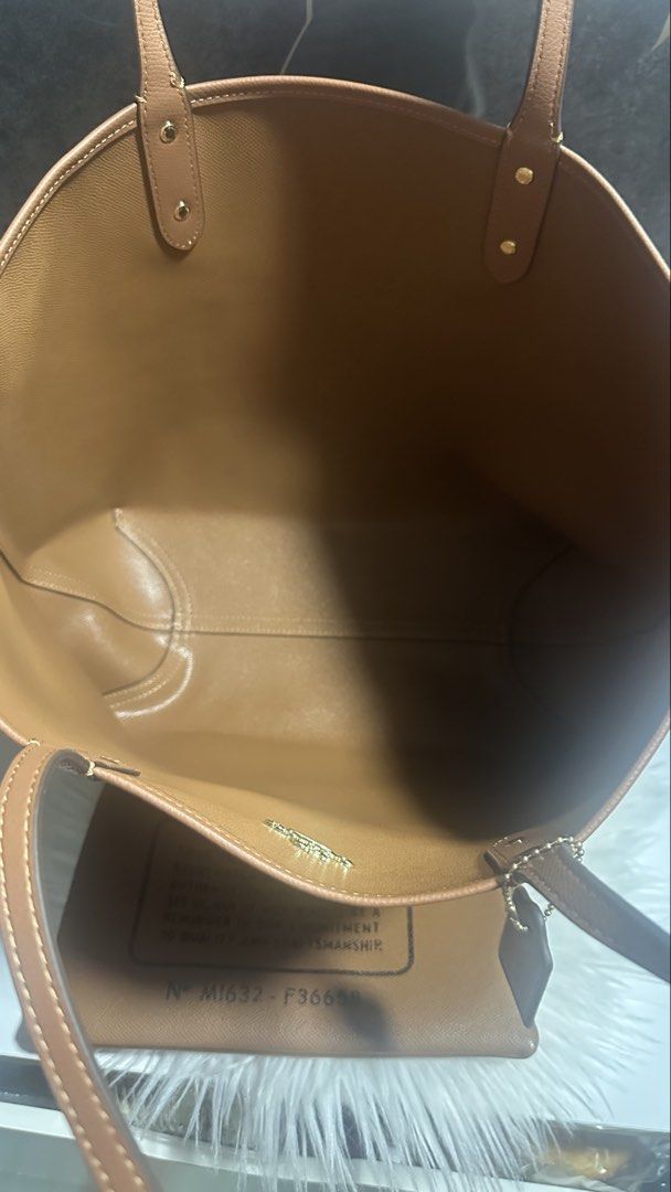 Coach city tote (Category: Luxury Bags & Wallets) located in Caloocan City. Submitted by trebdy01 (Listing ID 1470420192, Image 3). Description: .