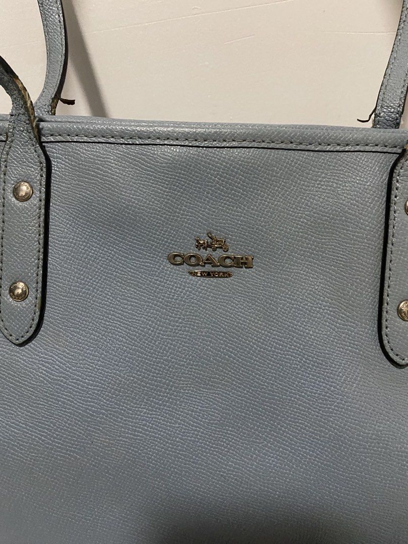 Coach Crossgrain Leather City Zip Tote (Category: Luxury Bags & Wallets) located in Manila. Submitted by morsgotthrift (Listing ID 1470501423, Image 3). Description: Coach Crossgrain Leather City Zip Tote Authentic issue: Need cleaning and minimal signs of usage in handle 800+sf.